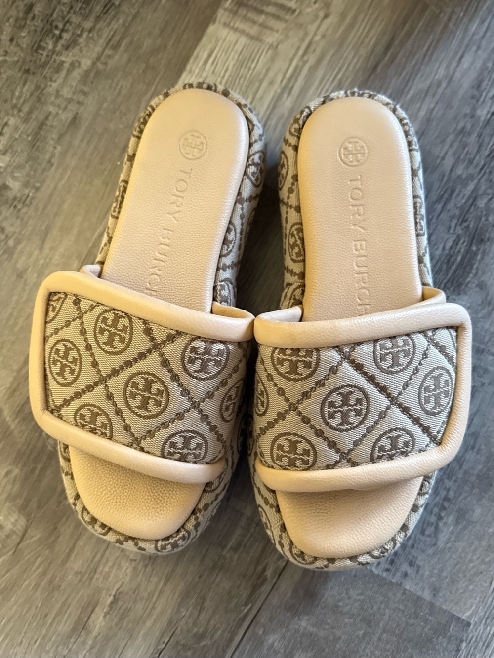 Tory Burch Neutral Logo Slide Sandals in Beige and Light Tan
